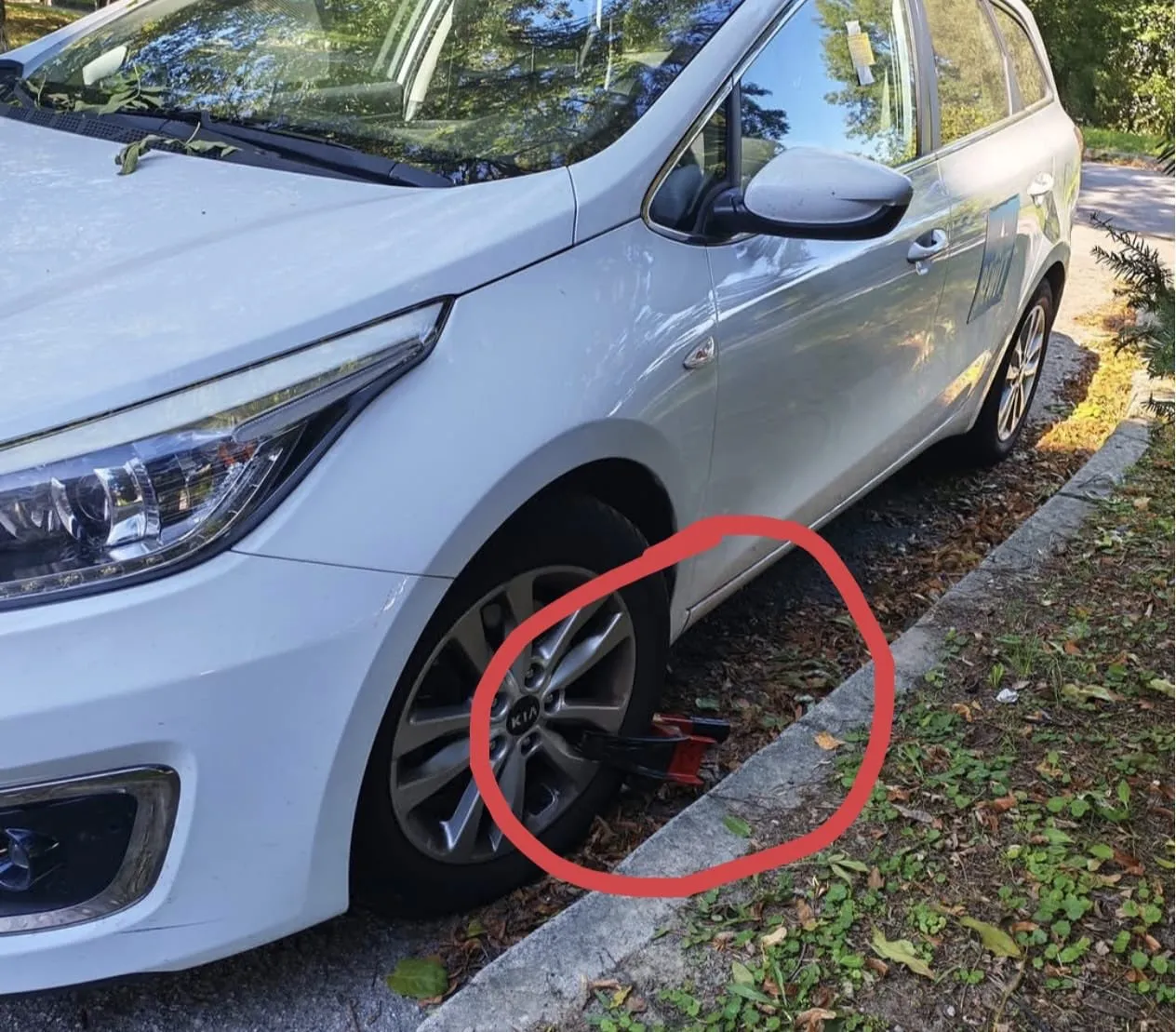 Auto s nasadenou papučou pri parkovaní v Dubnici nad Váhom